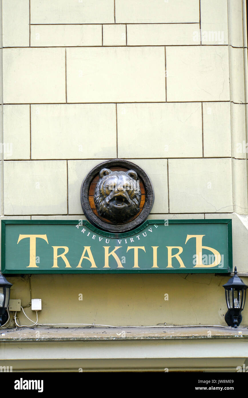 Traktirb russische Restaurant Schild, Riga, Lettland Stockfoto