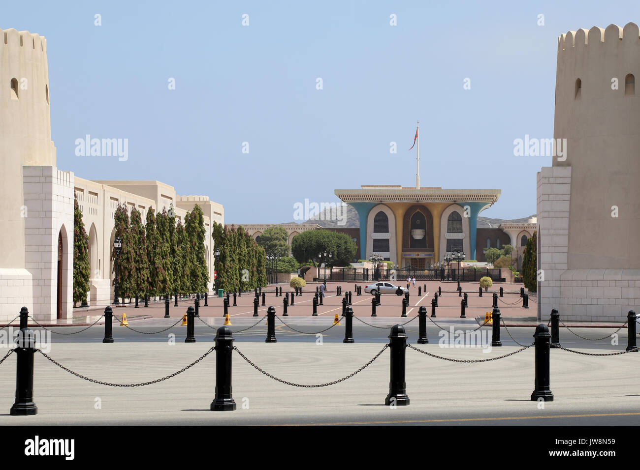 Blick auf die Kolonnade in Richtung Al Alam Palast in Maskat, Oman, am 10. August 2017. Der Palast ist vor allem durch die Landes Lineal verwendet, Sultan Qaboos, f Stockfoto