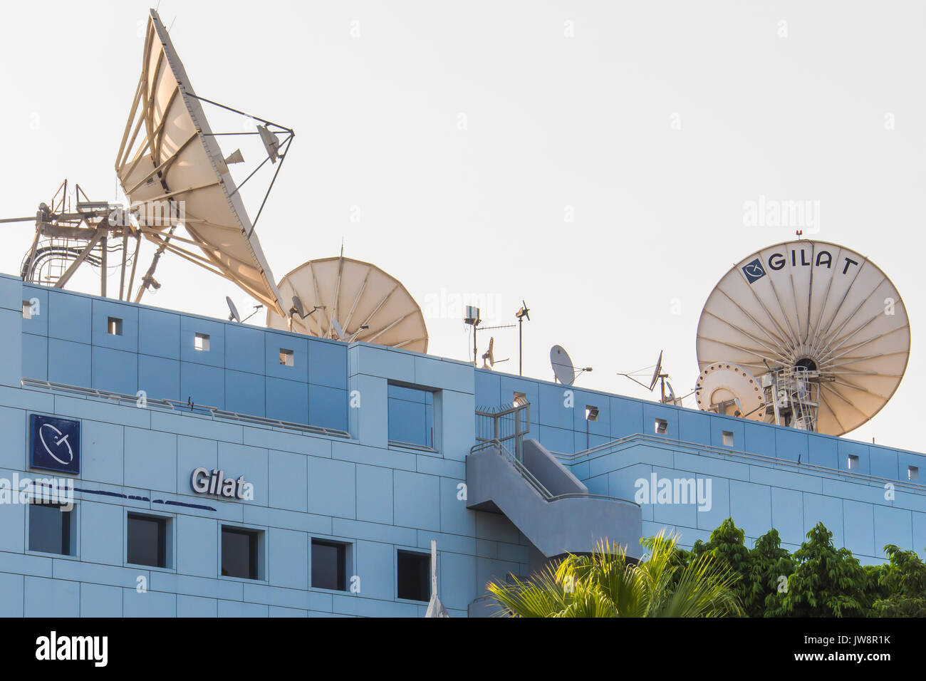 Petach Tikva, Israel. August 11, 2017. Satellitenschüsseln oben Gilat Satellite Networks Corporate Headquarters. Gilat entwickelt und vertreibt VSAT- Stockfoto