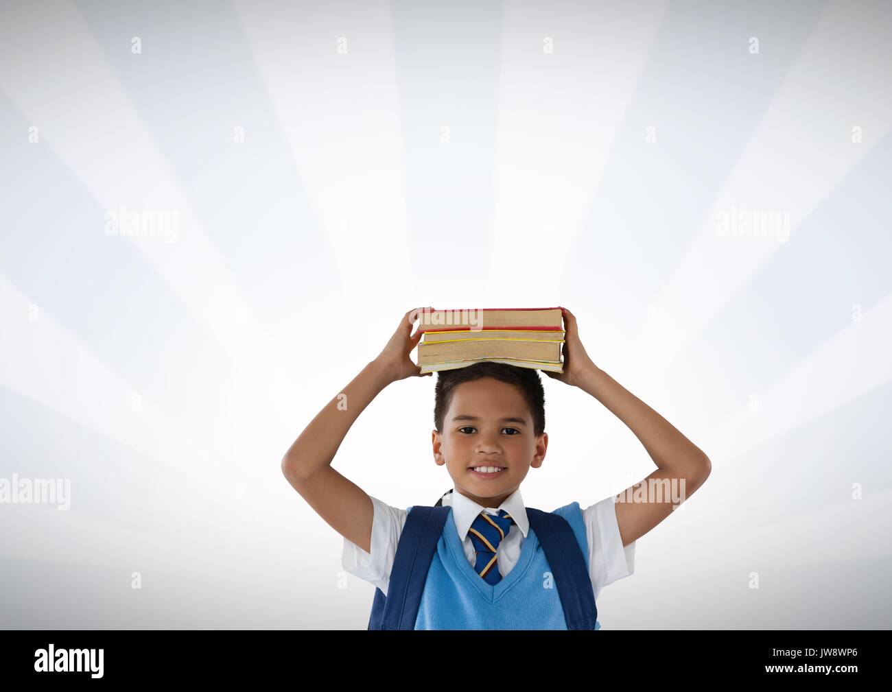 Digital composite der Schüler halten Bücher über Kopf mit hellen Hintergrund Stockfoto