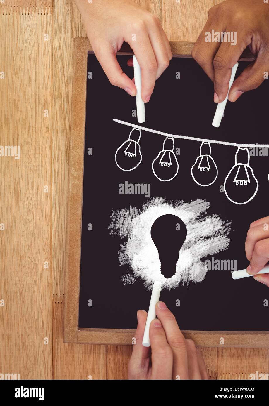 Digital composite der Hände zeichnen Glühlampen auf blackboard Stockfoto