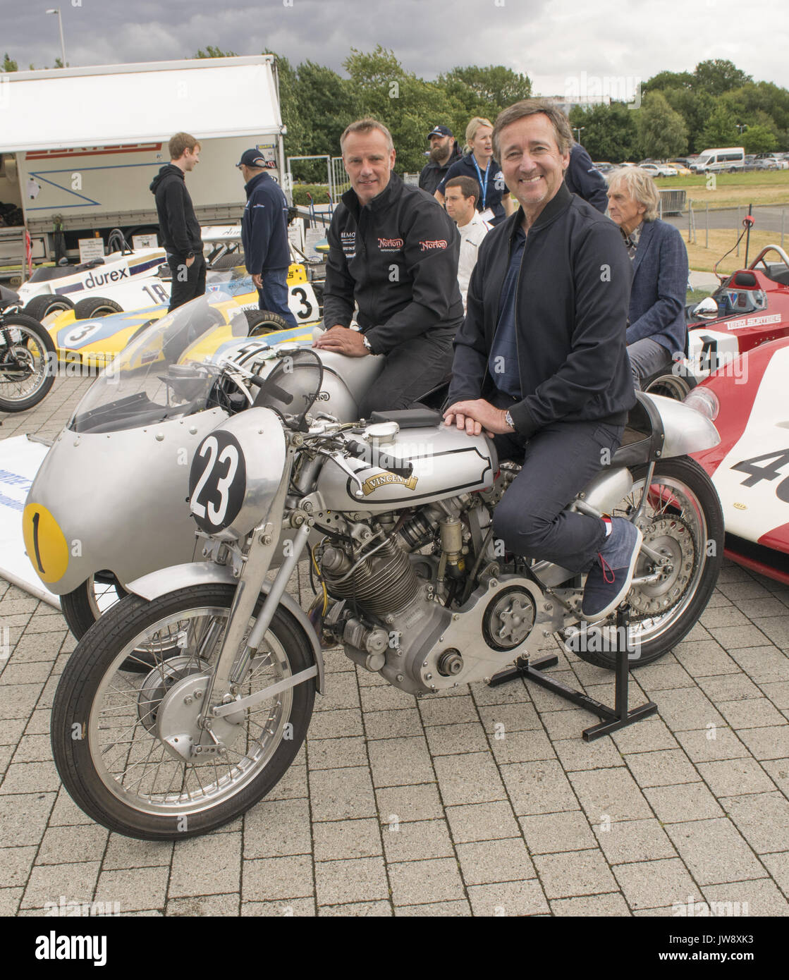 Henry Surtees Stiftung Tag - PHOTOCALL Sterne von 2 und 4 Räder für den Henry Surtees Stiftung Team Kart Challenge gesammelt. Einschließlich F1 Weltmeister Damon Hill OBE, 5 mal Le Mans-Sieger Derek Bell MBE, USA road racer Freddie Spencer, der einzige Gewinner des TT's sowohl auf 2 und 4 Rädern Stuart Graham, Sie auch zu verbinden ist der CEO von Norton Motorräder Stuart Garner. Der Tag wurde durch den späten John Surtees Tochter Leonora Surtees Mit: Stuart Garner, Stuart Graham, Wo: Weybridge, Großbritannien Wann: 11 Aug 2017 Quelle: Paul Taylor/WENN.com beaufsichtigt Stockfoto