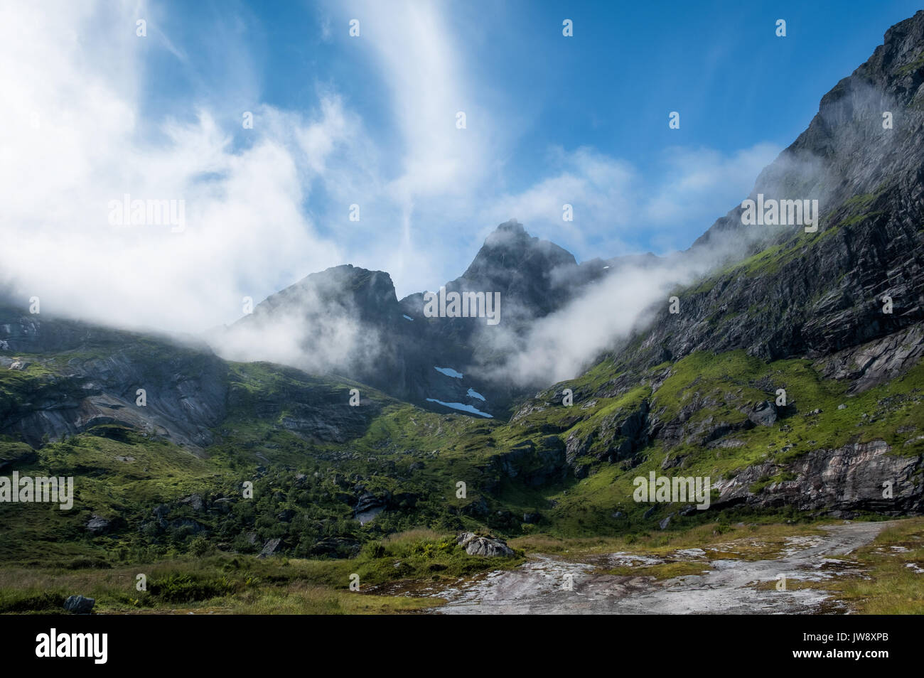 Szenische Ansicht vom Berg am hellen Sommertag in Lofoten, Norwegen Stockfoto