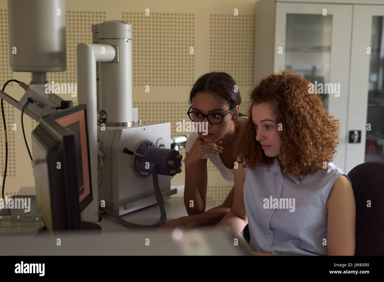 Studentinnen mit Computer beim Üben Experimentieren im Labor Stockfoto