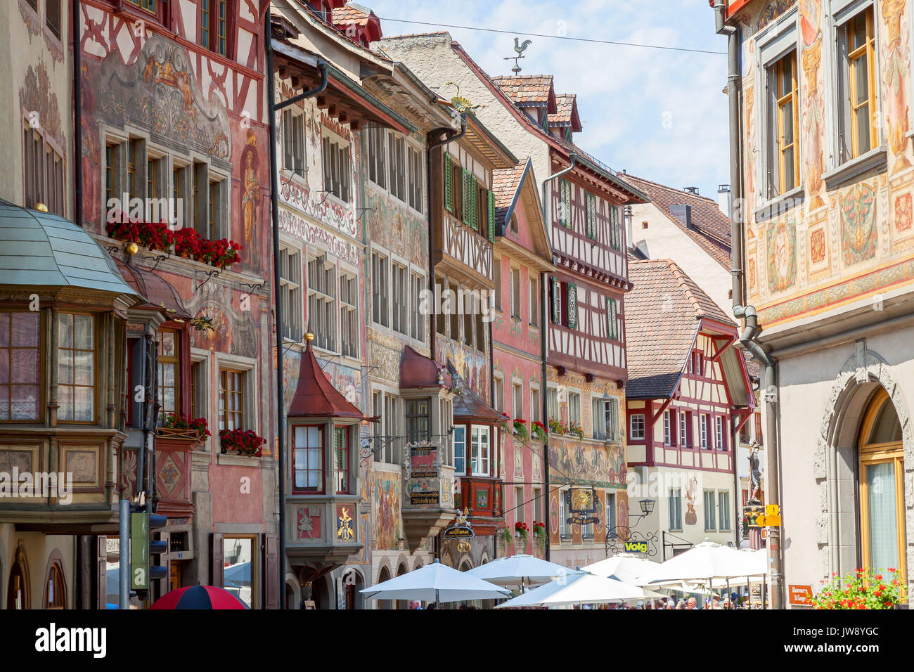Blick auf den malerischen Marktplatz in Stein am Rhein mit bemalten Fassaden und Fachwerkhäusern. Die Schweiz. Stockfoto