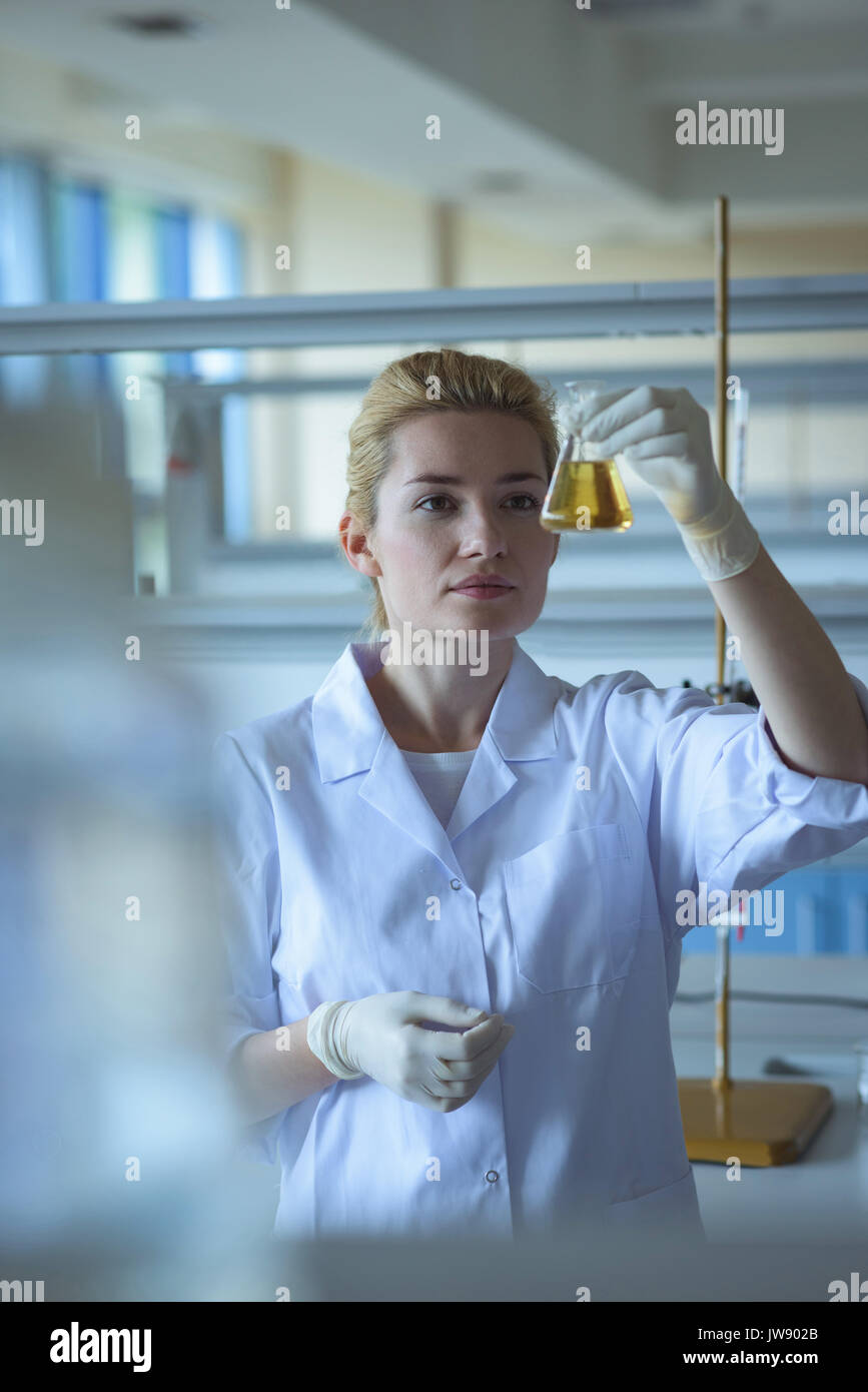 Aufmerksame Student tut ein chemisches Experiment im Labor Stockfoto