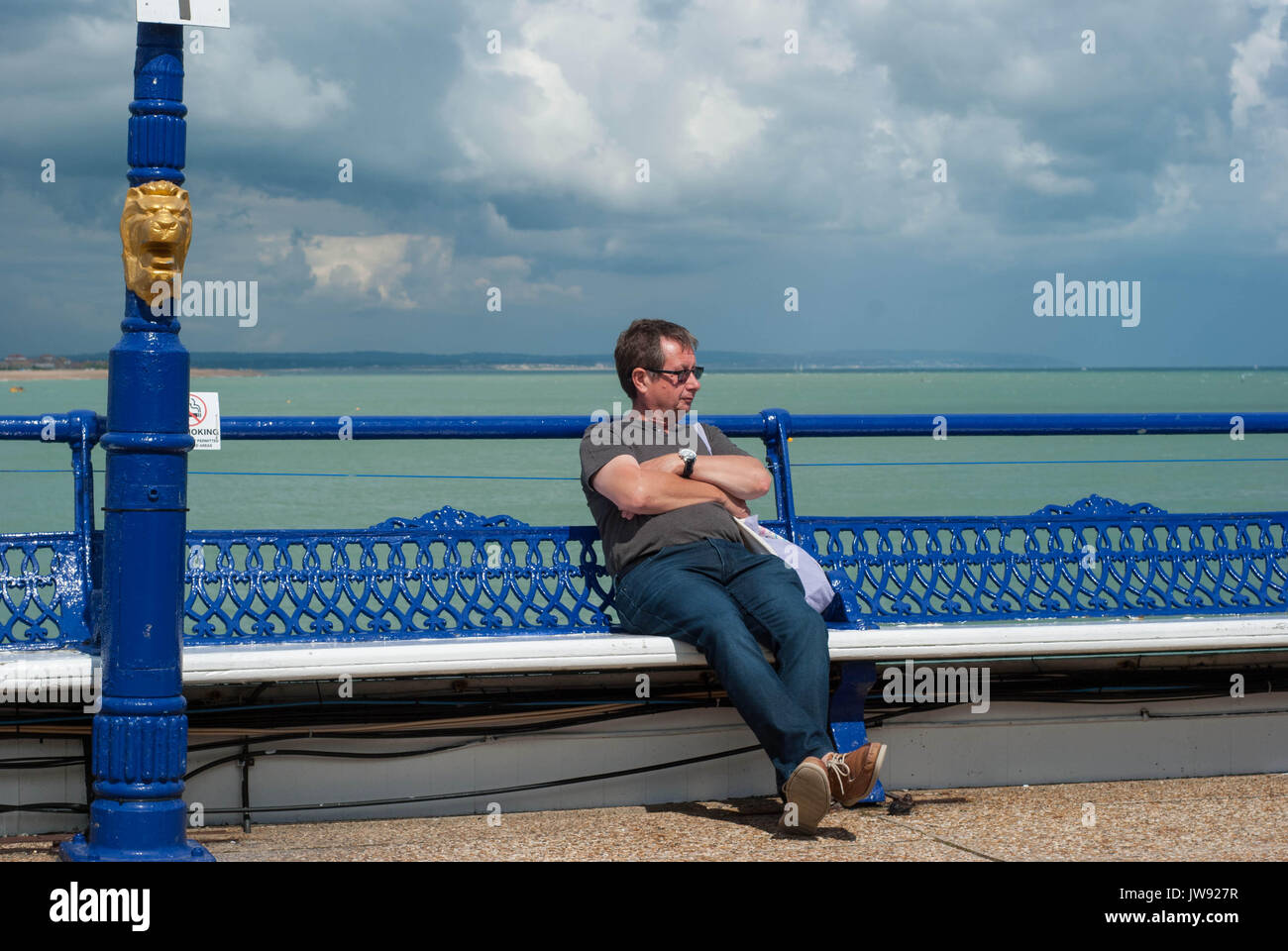 Eine Serie von Fotografien auf Eastbourne Pier, durch Sonne und Regen. In einem typischen britischen Sommer Tag mit Farbe, Reflexionen und Menschen. Stockfoto