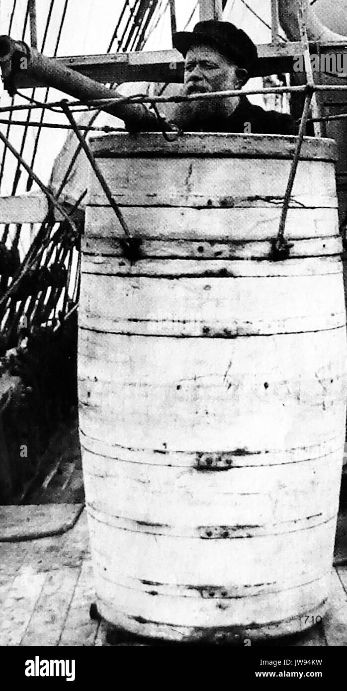 William Adams Kapitän der Whitby, Yorkshire (UK) Walfang Schiff Maud, circa 1885 in seinem neu gelieferte "Crow's Nest' Aussichtsturm auf dem Deck seines Schiffes. Stockfoto