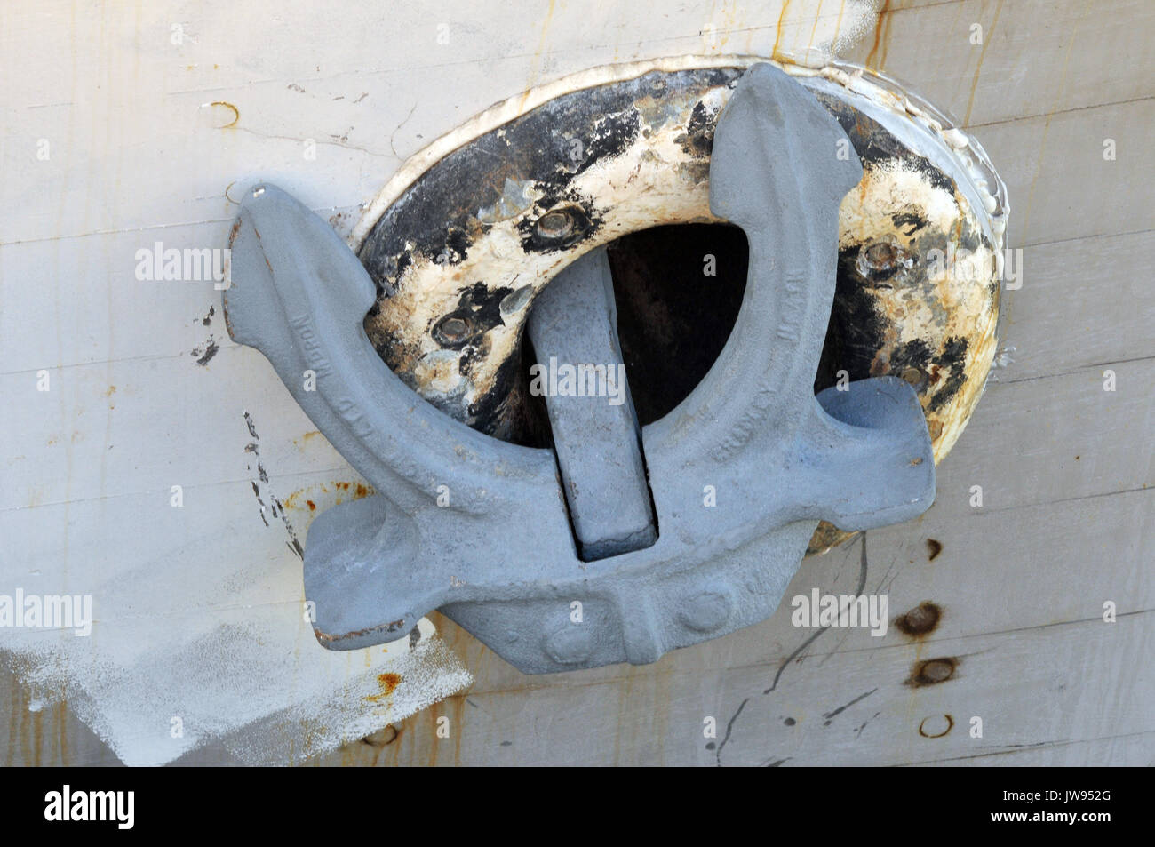 Ein Boote oder Schiffe anchor hawse verstaut in einem Rohr auf den Bogen von einem alten Boot oder Schiff. Holz- traditionelle Boot mit verzinktem Stahl Anker in untergebracht, Stockfoto