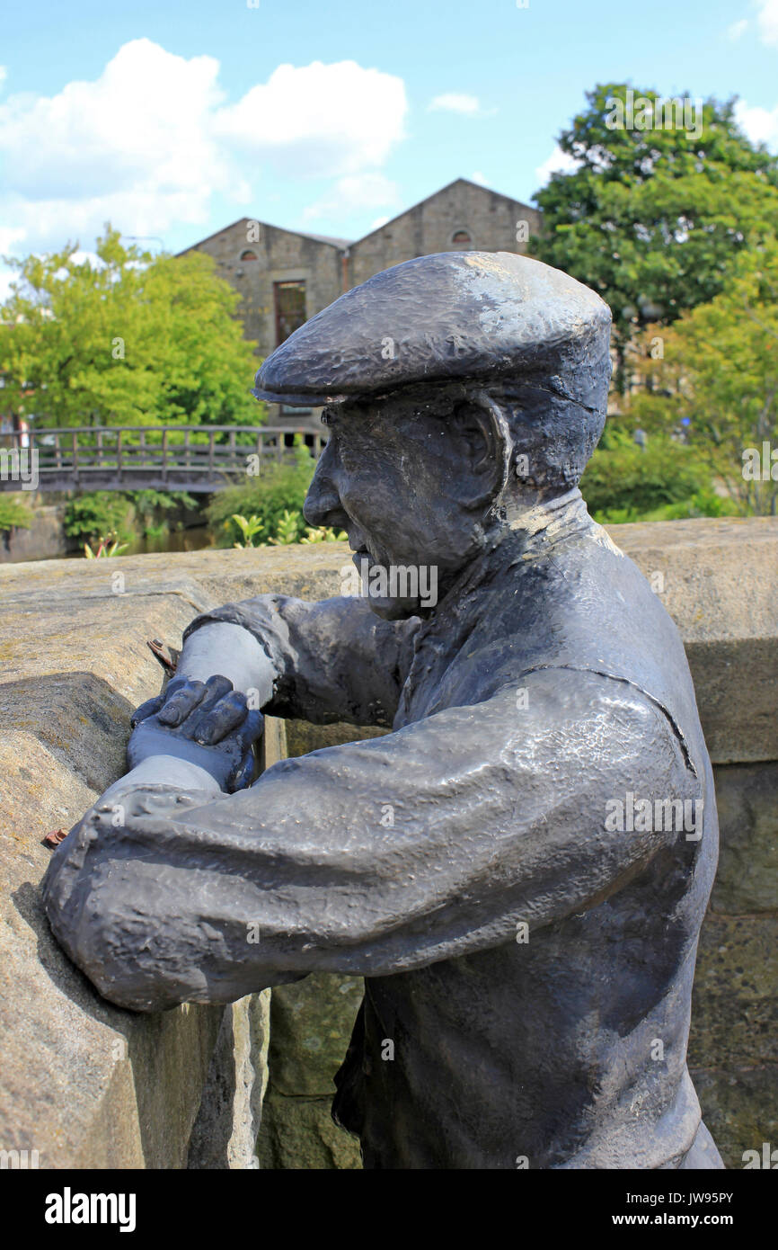 Skulptur von einem Kanal Boot Arbeiter oder 'Bargee' mit Blick auf die Leeds & Liverpool Canal an Wigan Pier Stockfoto