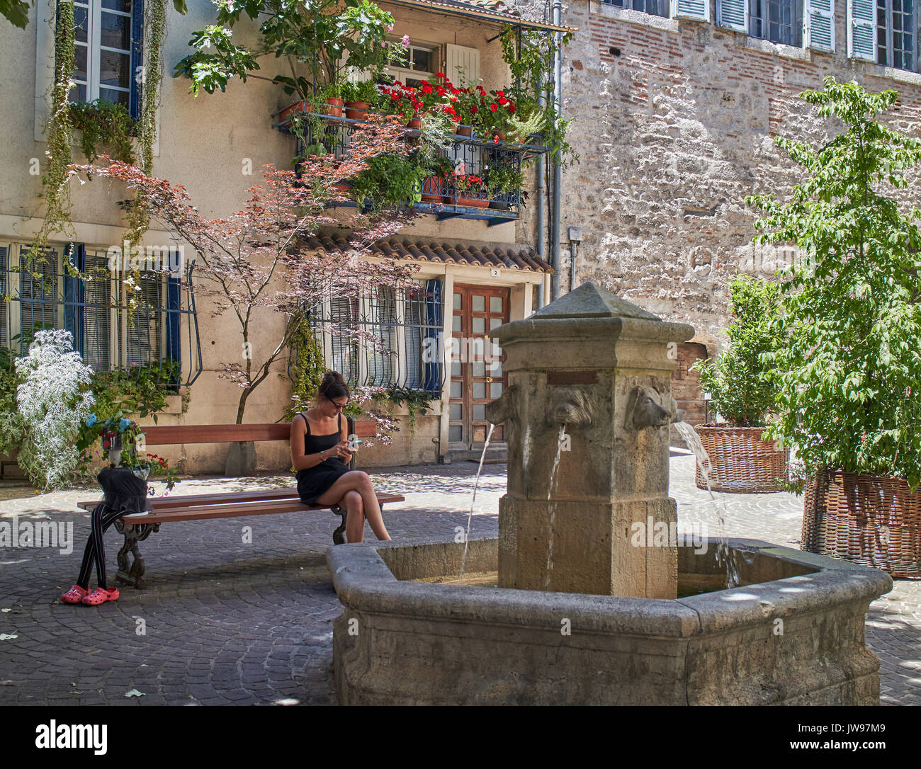 Europa, Frankreich, Royal, Lot, Cahors Stadt, die alte Stadt, Holz gerahmt und Backsteinbauten und den Platz in der mittelalterlichen Stadt, Balkon mit Blumen Stockfoto