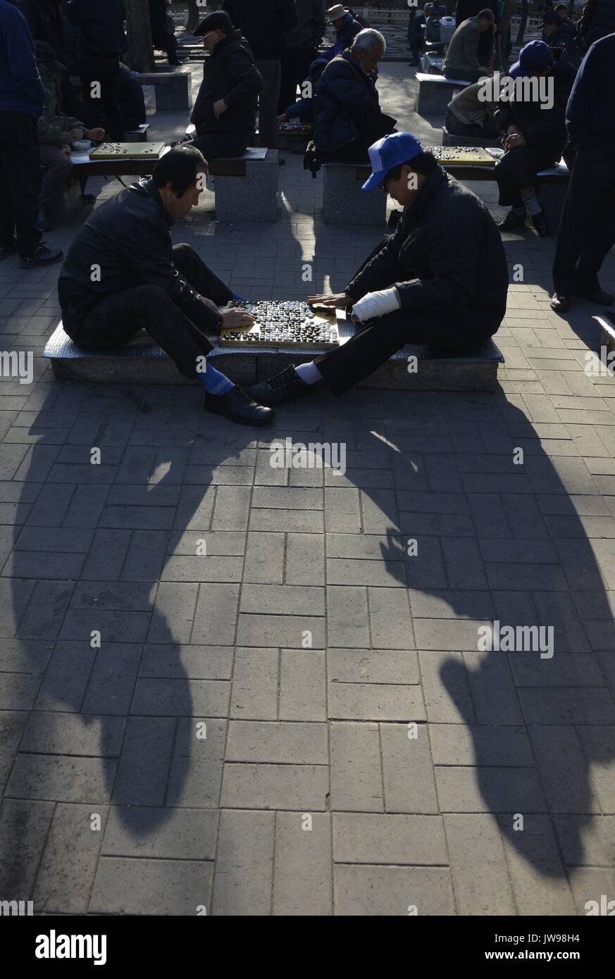 Zwei koreanische Männer spielen baduk, auch wissen, wie die Chinesen gehen Spiel, außerhalb der Gyeongbok Palast in Seoul, Südkorea, 27. März 2013. In günstigen Wetter, Hunderte treffen sich täglich auf dem Platz vor dem Palast bis zu treffen, zu Spielen oder Ansehen, die Spieler in baduk, Schach und andere Spiele konkurrieren. | Verwendung weltweit Stockfoto