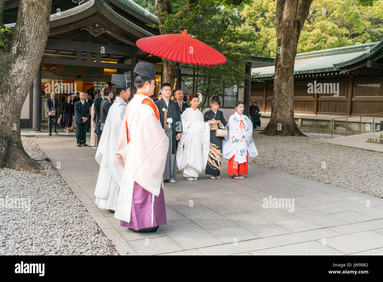Traditionelle japanische Hochzeitsfeier mit roten Regenschirm und Prozession am Meiji Schrein, Tokio, Japan Stockfoto