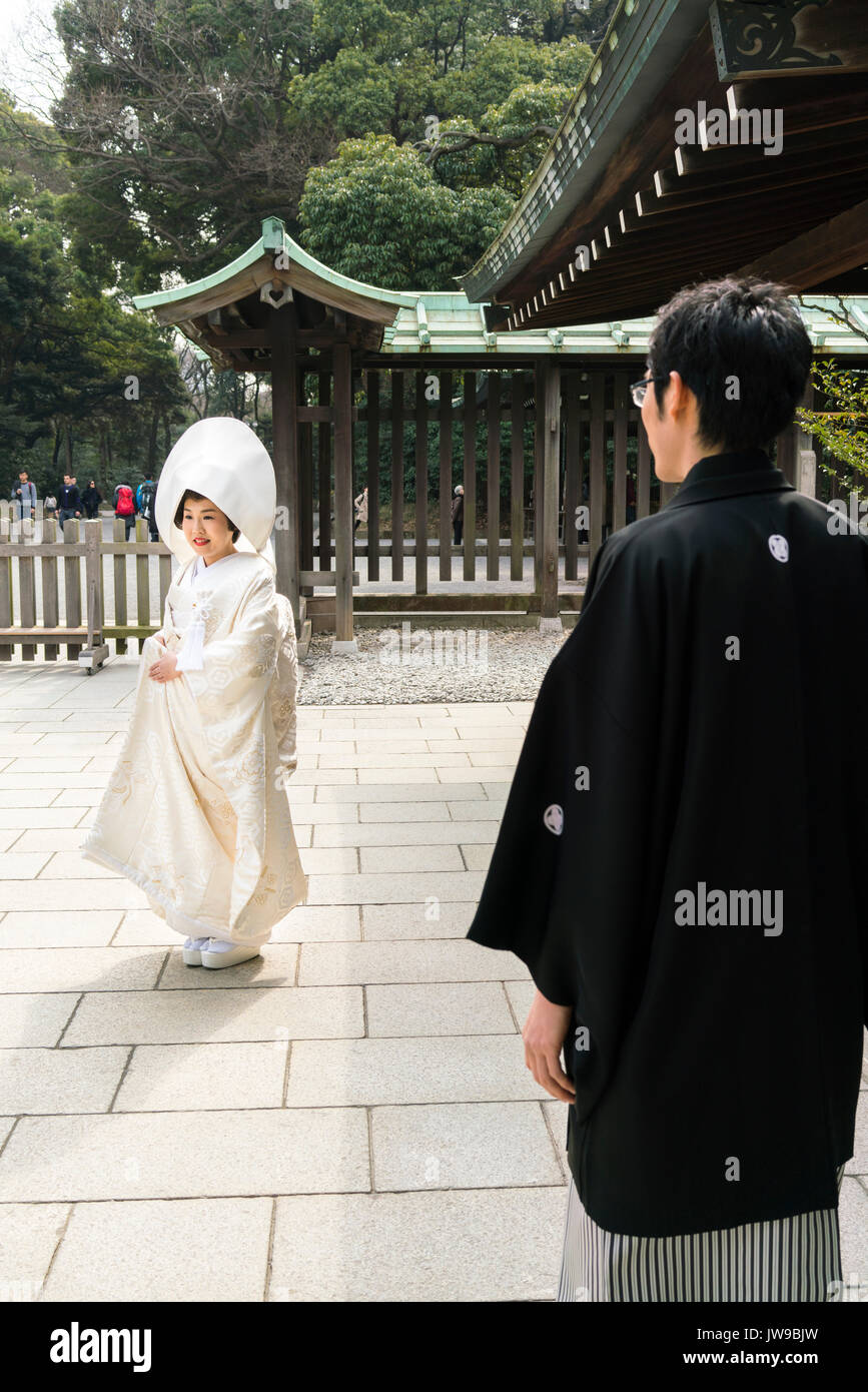 Braut und Bräutigam an traditionelle japanische Hochzeit Zeremonie am Meiji Schrein, Tokio, Japan Stockfoto