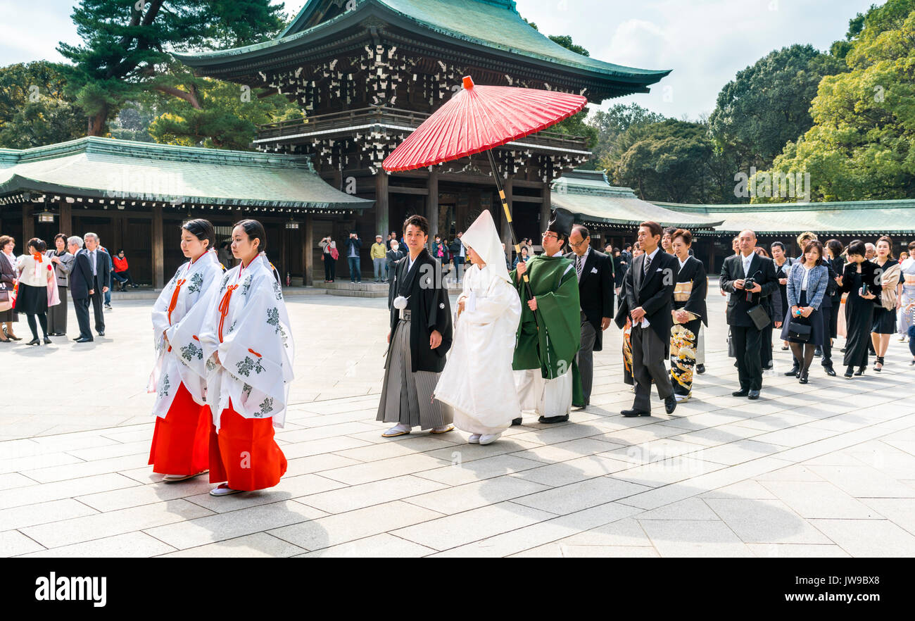 Traditionelle japanische Hochzeitsfeier mit roten Regenschirm und Prozession am Meiji Schrein, Tokio, Japan Stockfoto