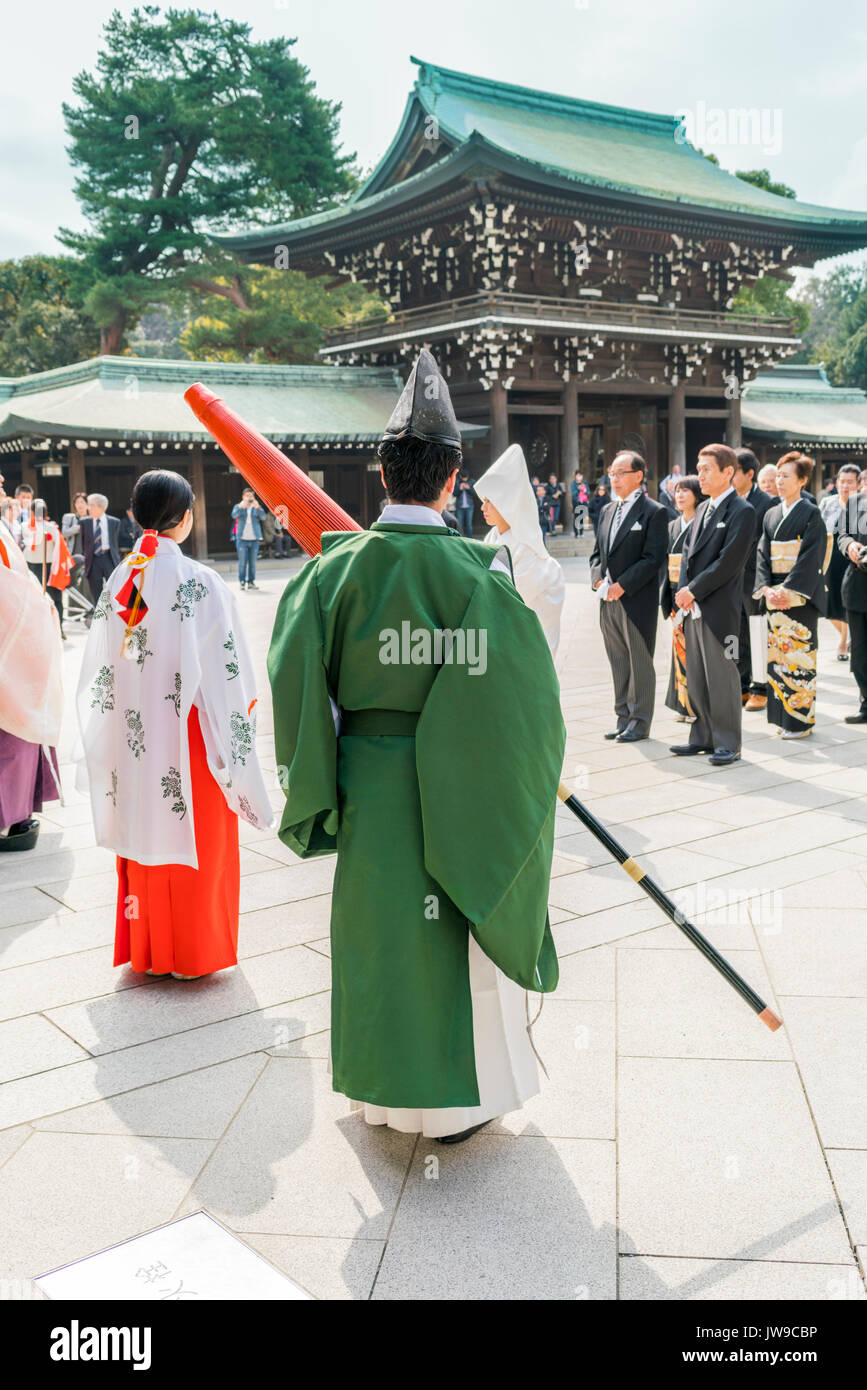 Traditionelle japanische Hochzeitsfeier mit roten Regenschirm und Prozession am Meiji Schrein, Tokio, Japan Stockfoto