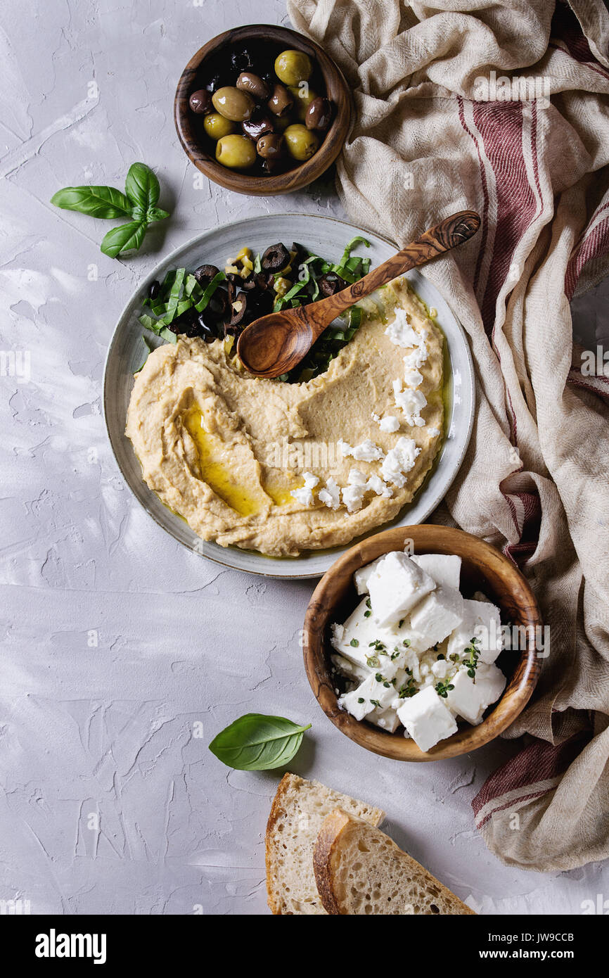 Hummus mit Oliven und Kräutern Stockfoto