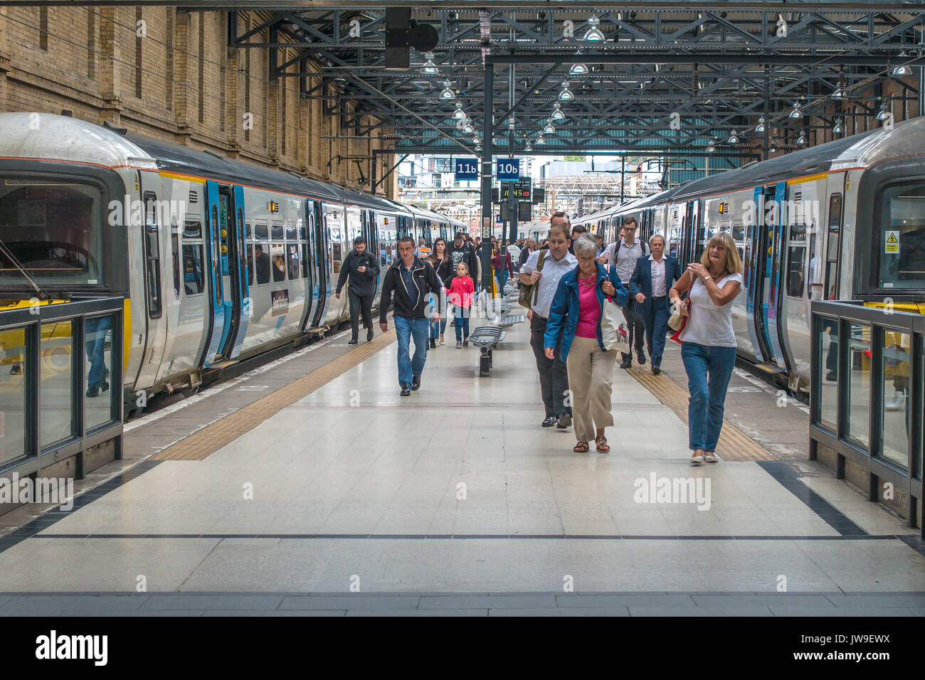 Bahnreisende, Ankunft, der Station Kings Cross, London, England Stockfoto