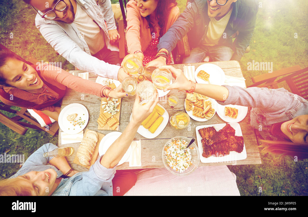 Glückliche Freunde mit Getränken im Sommer-Garten-party Stockfoto