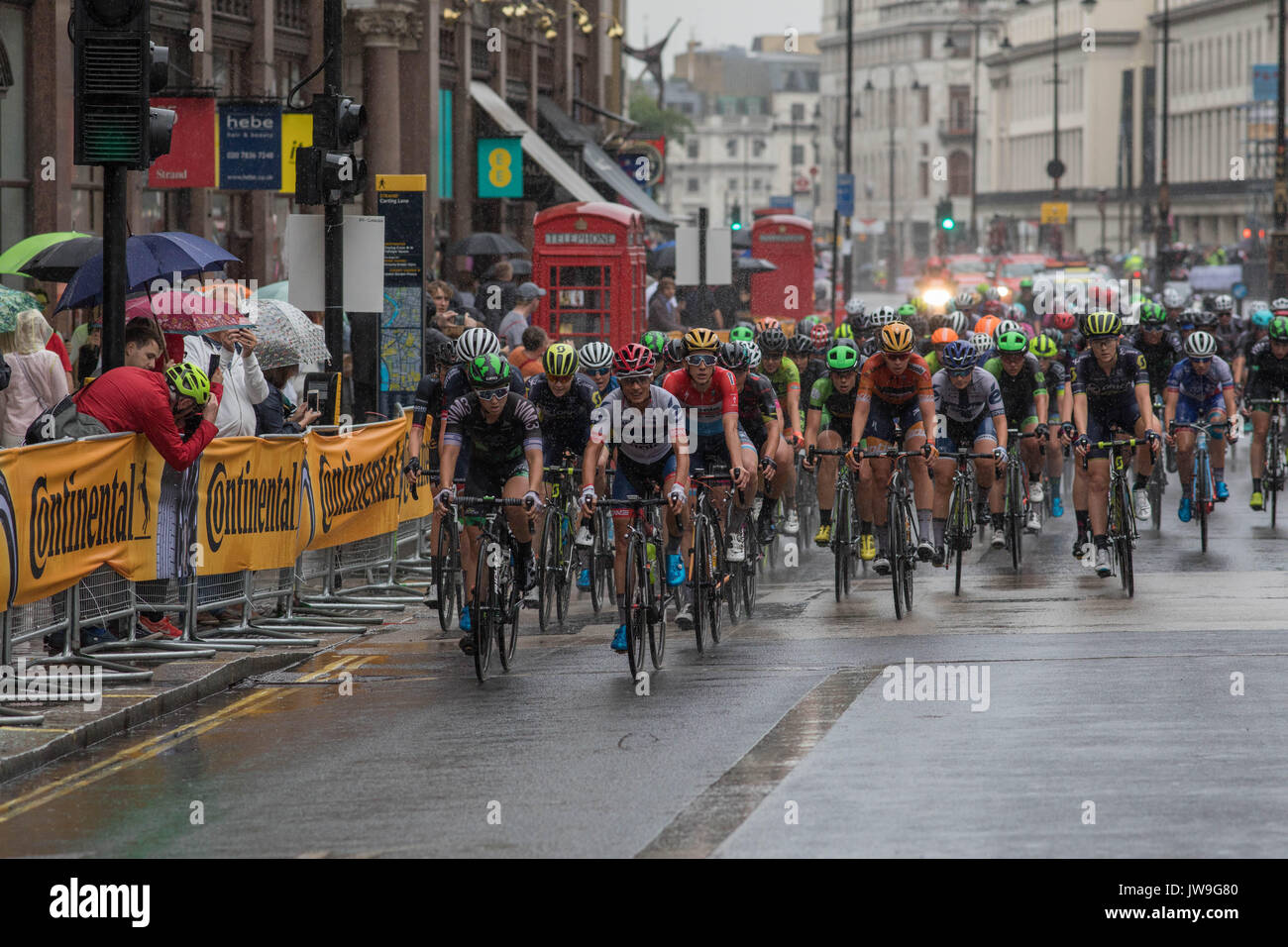 Vom 29. Juli 2017 The Strand London UK Prudential die Classique Rennen das Pack von Reitern auf dem Strand fahren Stockfoto