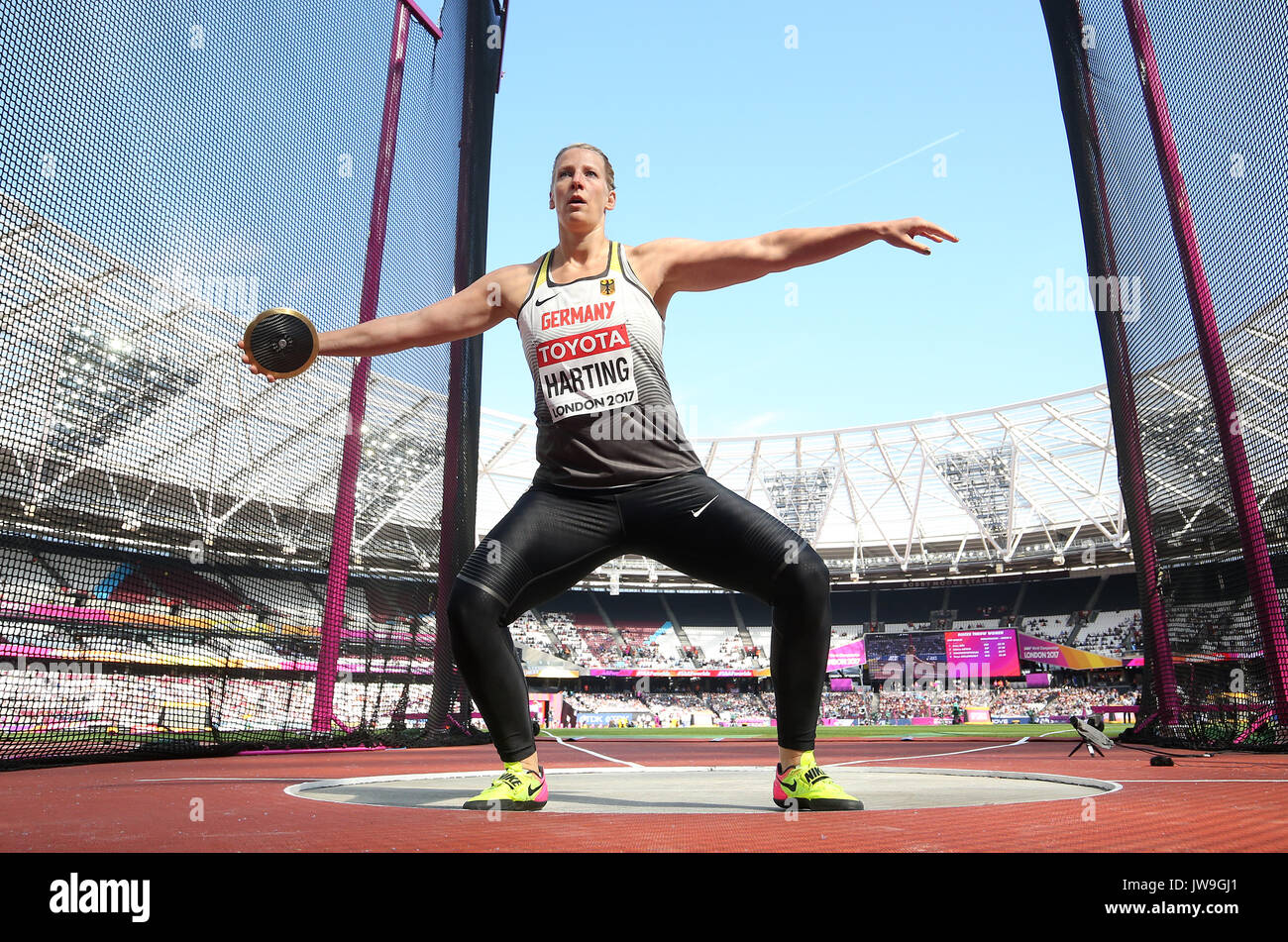 In Deutschland Julia Harting konkurriert im Diskuswerfen der Frauen Qualifizieren während der Tag acht der Leichtathletik-WM 2017 auf der Londoner Stadion Stockfoto