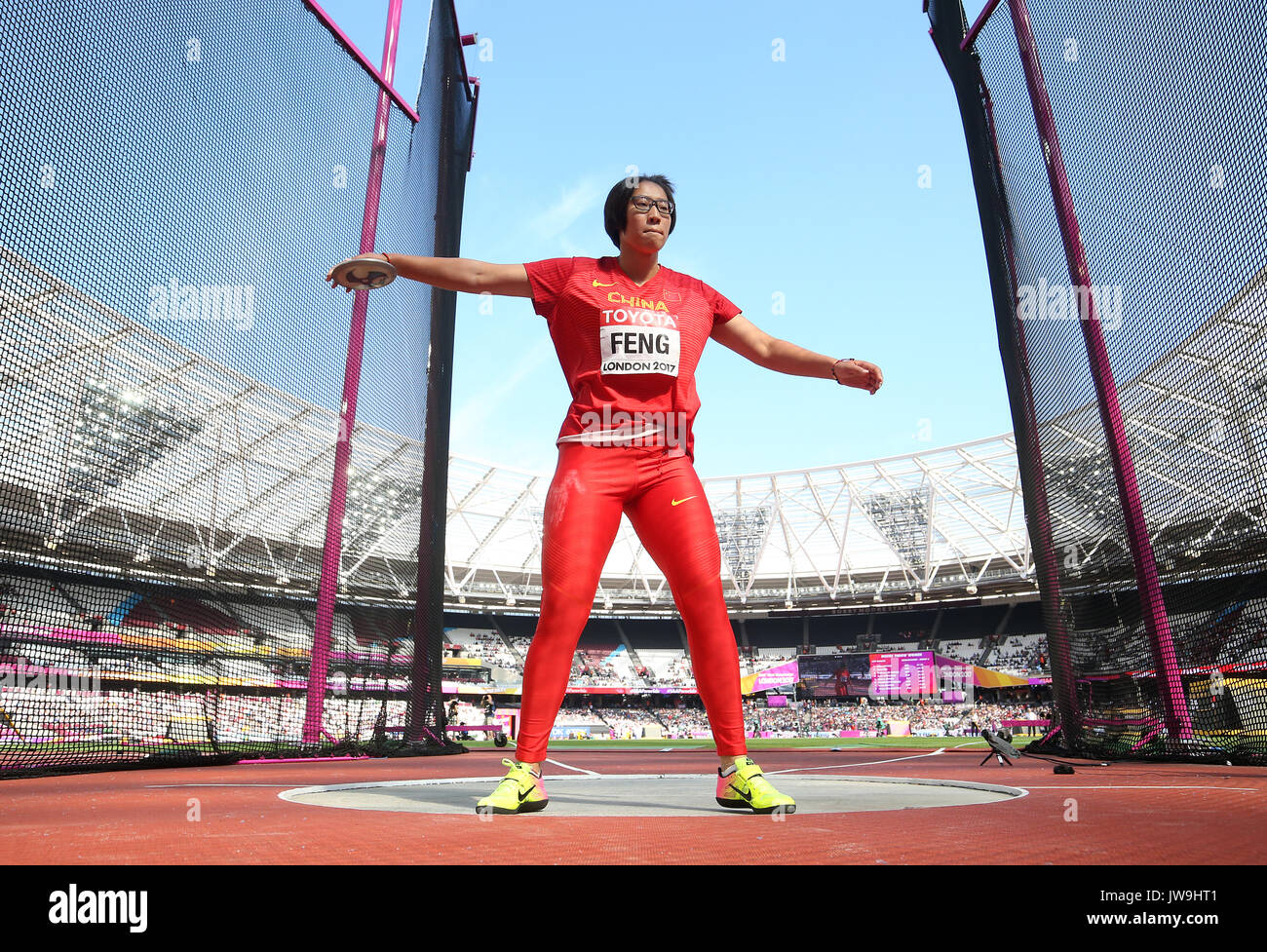 China's bin Feng konkurriert im Diskuswerfen der Frauen Qualifizieren während der Tag acht der Leichtathletik-WM 2017 auf der Londoner Stadion Stockfoto