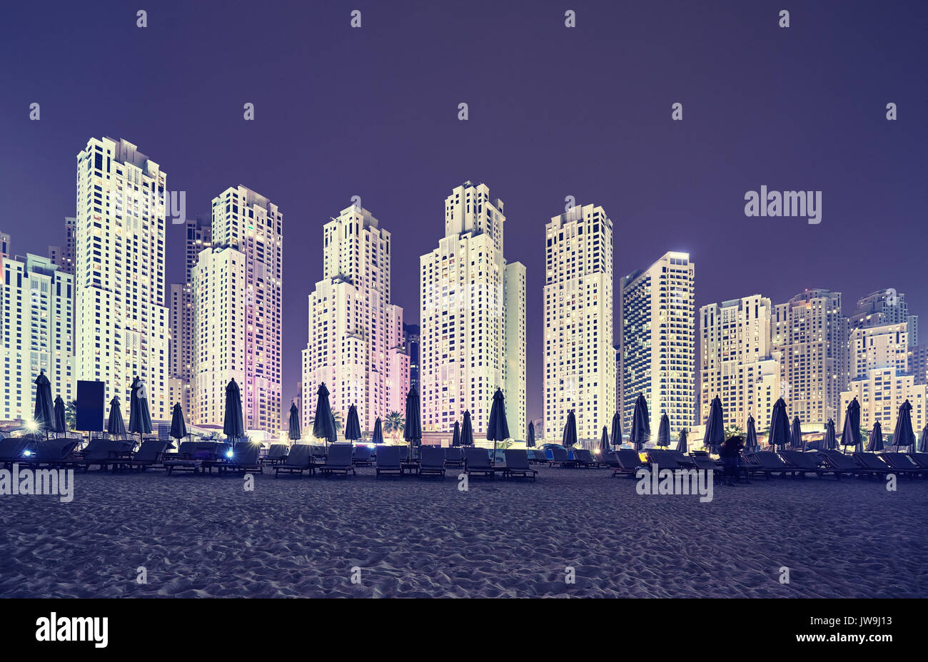 Vintage getonten Bild von Dubai Strand Bezirk bei Nacht, Vereinigte Arabische Emirate. Stockfoto