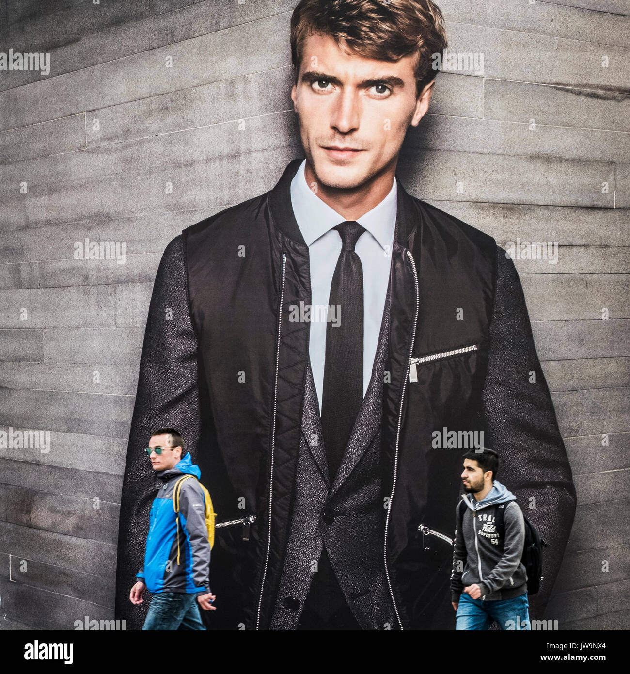 Die Käufer gehen an einem riesigen Werbefoto an der Wand eines Einkaufszentrums im Stadtzentrum von Cardiff vorbei Stockfoto