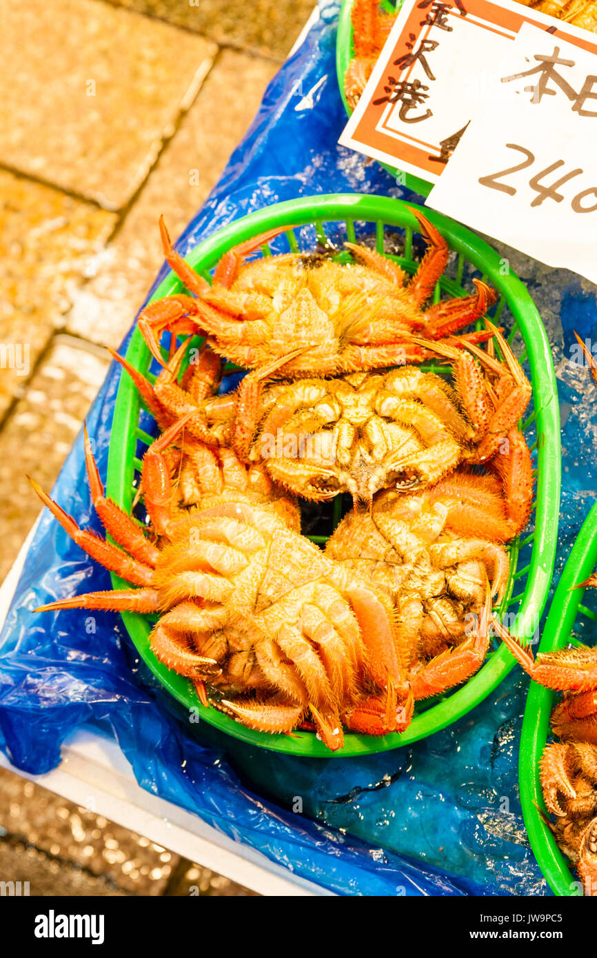 Japan, Kanazawa. Omi-cho frische Lebensmittel Markthalle. Frischen Fisch. Container voller Krabben auf Verkauf. Stockfoto