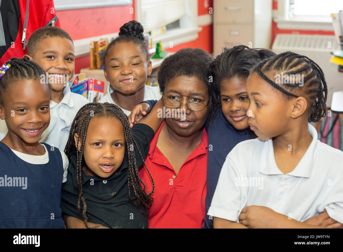 Charlotte, North Carolina - Kinder mit ihrer Lehrerin in der After School Program am Bethlehem Center. Das Zentrum dient Familien mit geringem Einkommen in Stockfoto