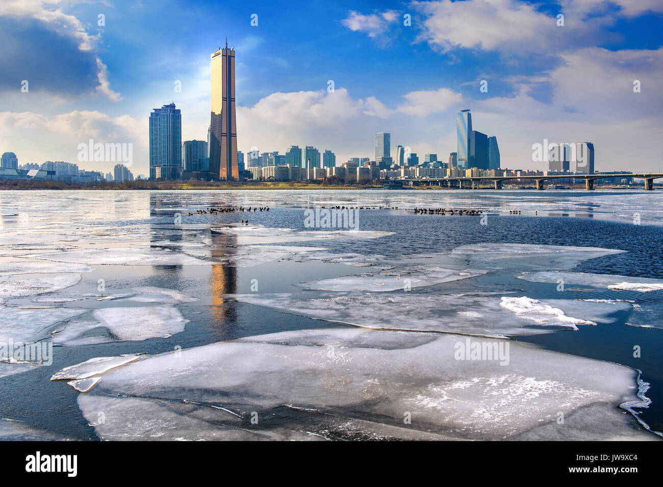 Eis des Flusses Han und das Stadtbild im Winter, Seoul in Südkorea. Stockfoto