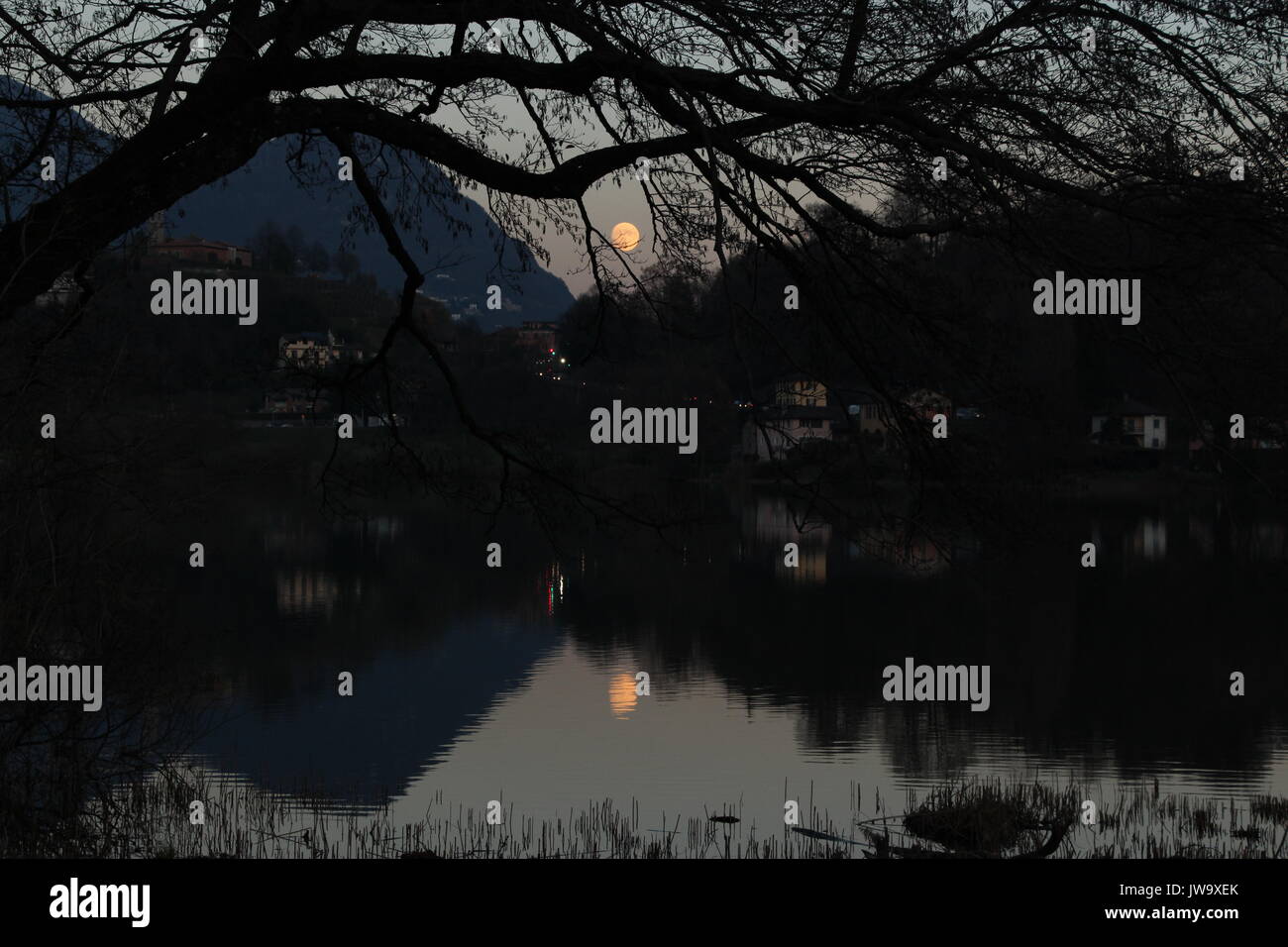 Der Mond auf einem See in der Schweiz, in Europa. Stockfoto