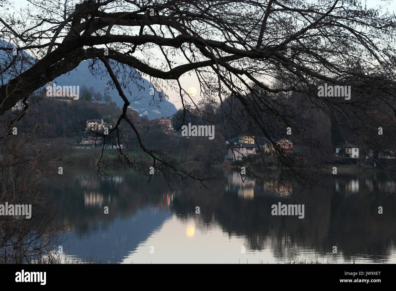 Der Mond auf einem See in der Schweiz, in Europa. Stockfoto