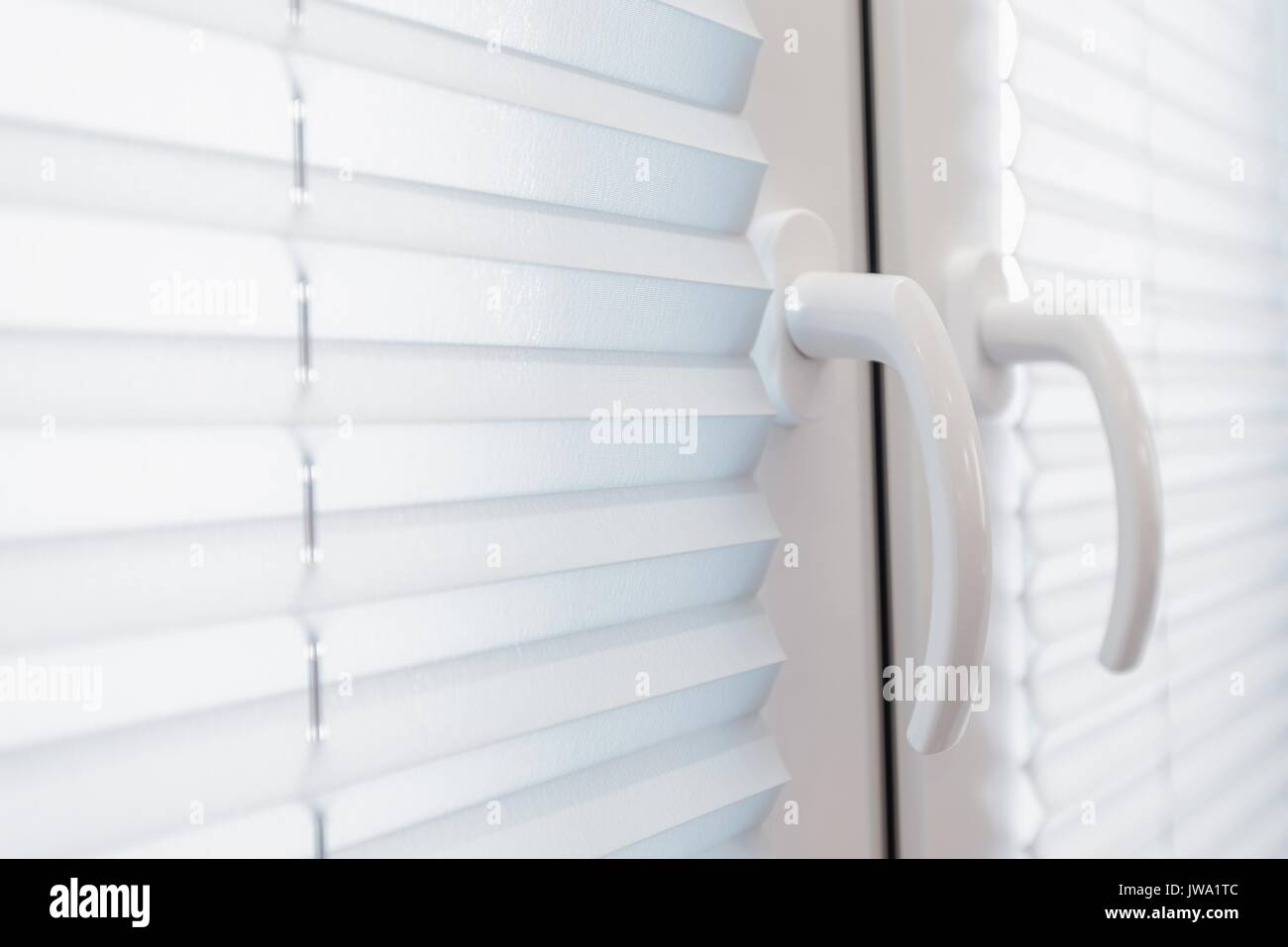 Wohn- Weiß und sauber Fenster Jalousien closeup Foto. Haus Fenster. Stockfoto