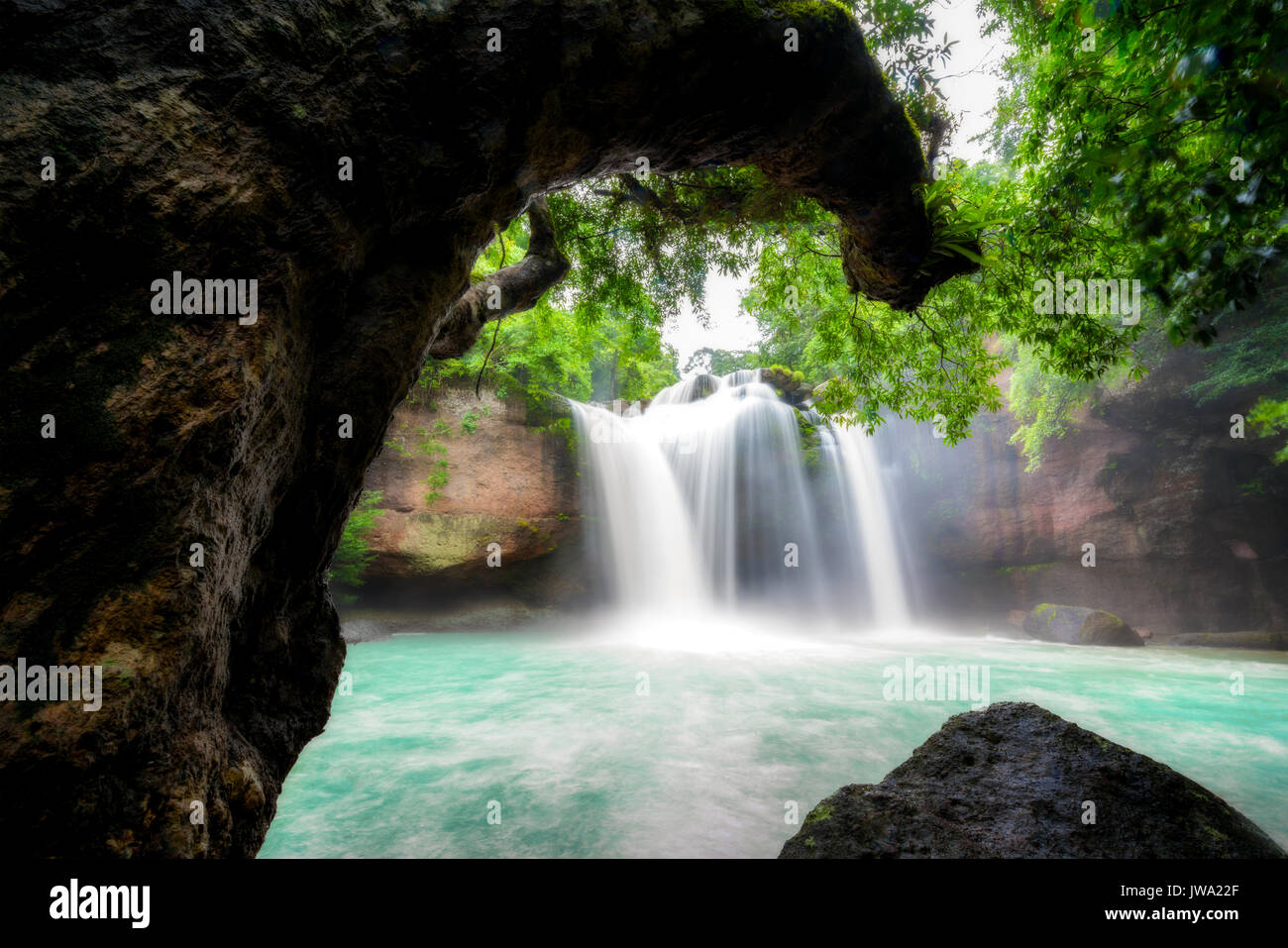 Unglaublich schöne Wasserfälle im tropischen Wald am Haew Suwat Wasserfall in den Khao Yai Nationalpark, Nakhonratchasima, Thailand Stockfoto