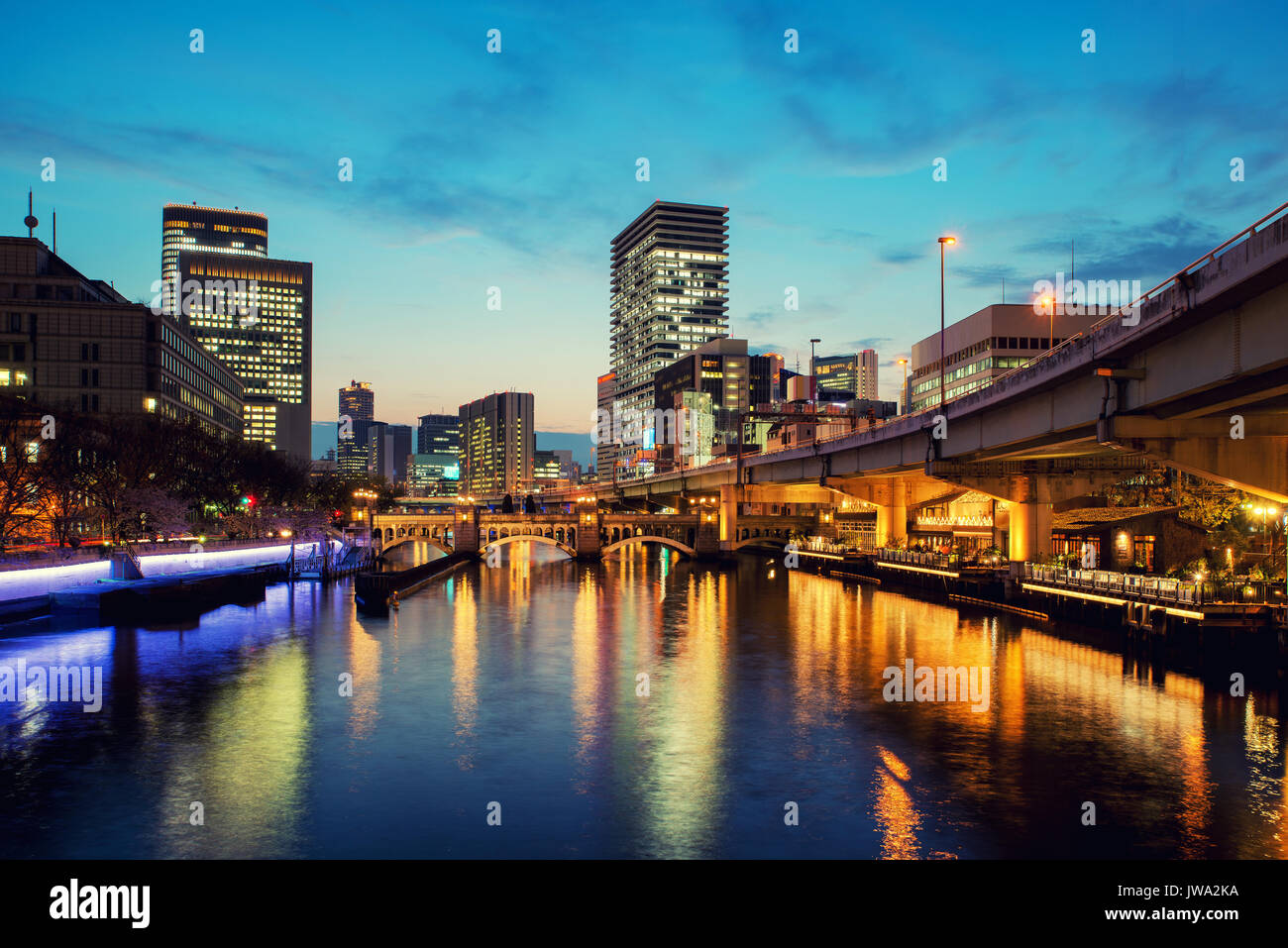 Osaka Wolkenkratzer Gebäude in Nakanoshima Bezirk in der Nacht in Osaka, Japan Stockfoto