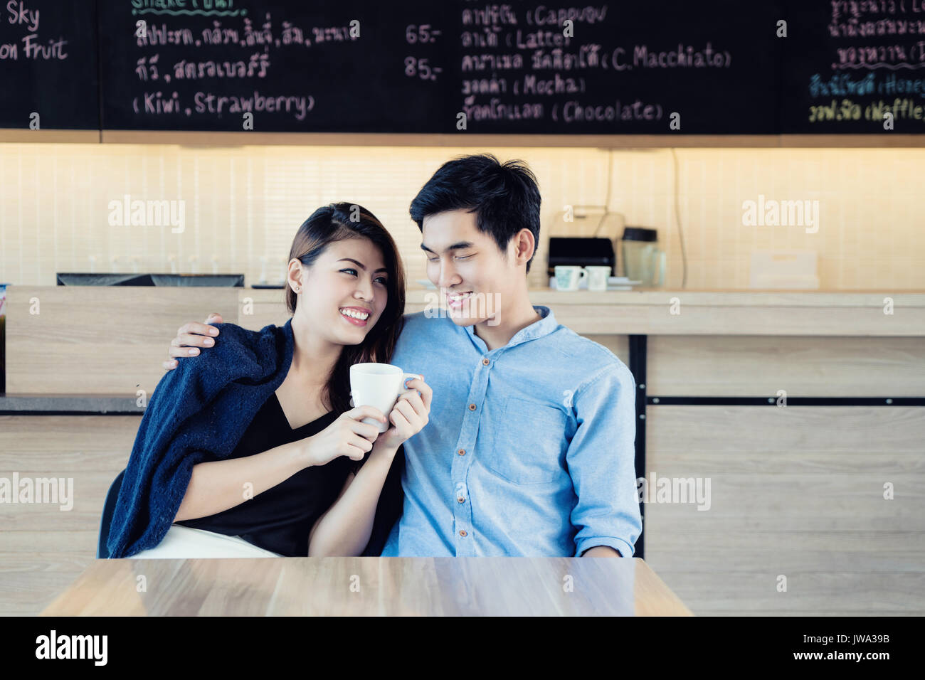 Partnersuche in einem Cafe. Schöne asiatische Liebhaber Paar sitzt in einem Café in Kaffee und Unterhaltung genießen. Liebe und Romantik. Stockfoto
