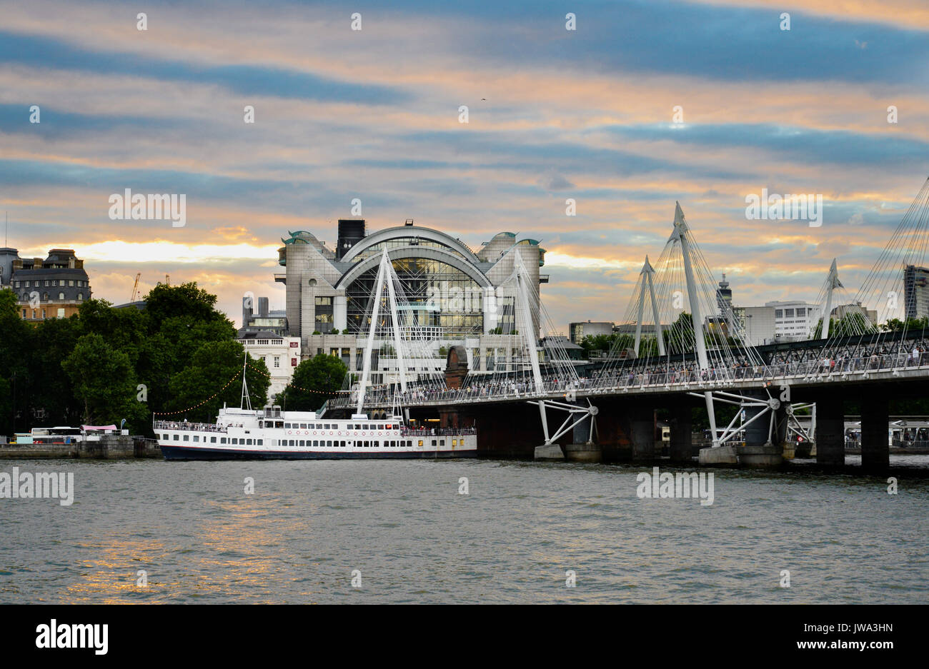Bahnhof Charing Cross (auch bekannt als London Charing Cross) und Hungerford Bridge, vom Südufer der Themse aus gesehen Stockfoto