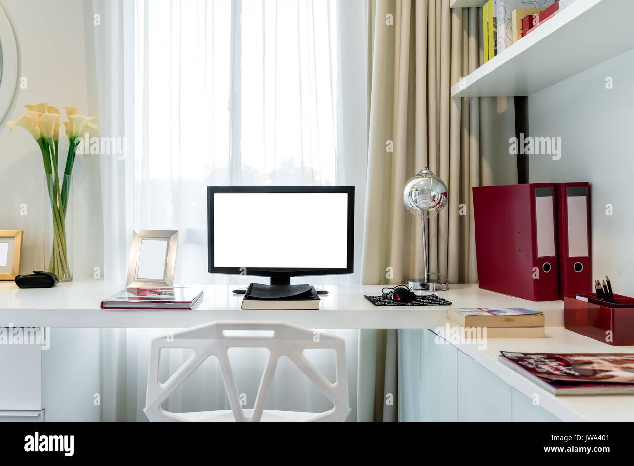 Computer Display und Office Tools auf dem Schreibtisch zu Hause. Desktop Computer isoliert. Moderne kreativen Arbeitsplatz Hintergrund. Arbeitsbereich zu Hause. Stockfoto