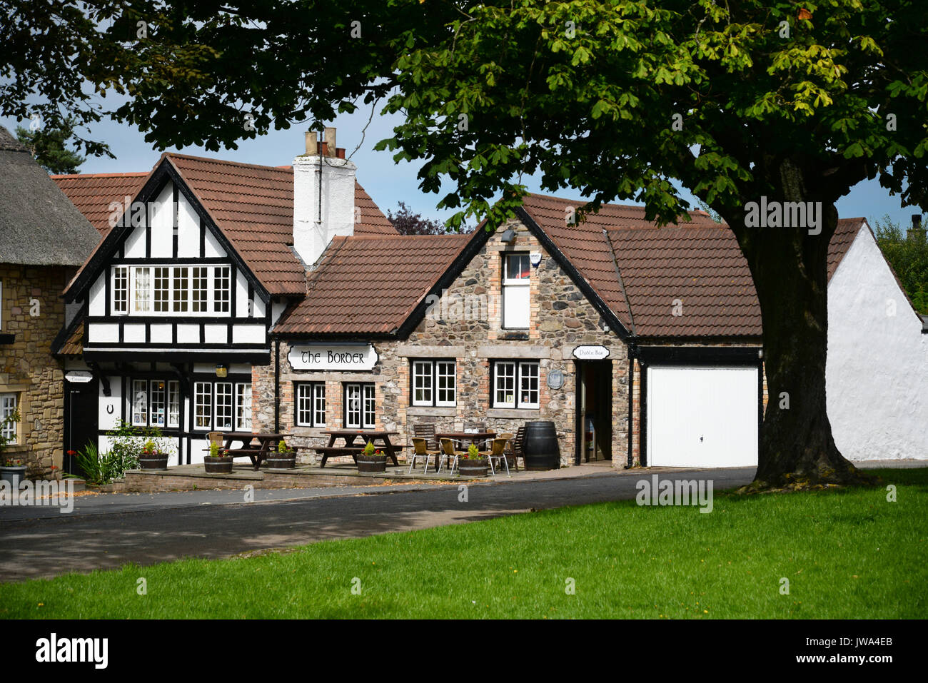 Die Grenze Hotel am Ende der Pennine Way in dem kleinen schottischen Grenze Dorf Kirk Yetholm. Stockfoto