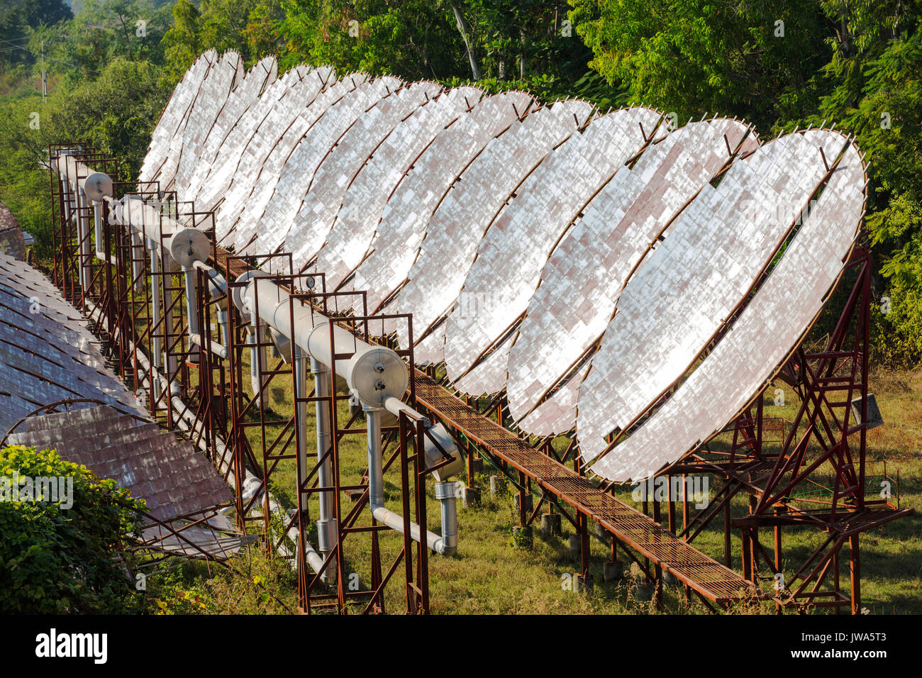 Die Muni Seva Ashram in Goraj, in der Nähe von Vadodara, Indien, ist eine Oase der humanitären Versorgung. Der Ashram ist äußerst nachhaltige, nächstes Jahr werden es vollständig CO2-neutral ist. Sein erstes Solar Panels wurden 1984 installiert, lange bevor der Klimawandel auf anyones Agenda. Ihre Energie aus Solarzellen, und Holz auf dem Estate gewachsen. Speisereste und Gülle ist in Biogas die Fincas Autos auf RUN gestellt wurde und auch für die Küche verwendet. Solarkocher werden auch verwendet, und die Klimaanlage für das Krankenhaus wird mit Solarenergie betrieben. 70% der Lebensmittel verwendet wird, auf dem Anwesen gewachsen. Stockfoto