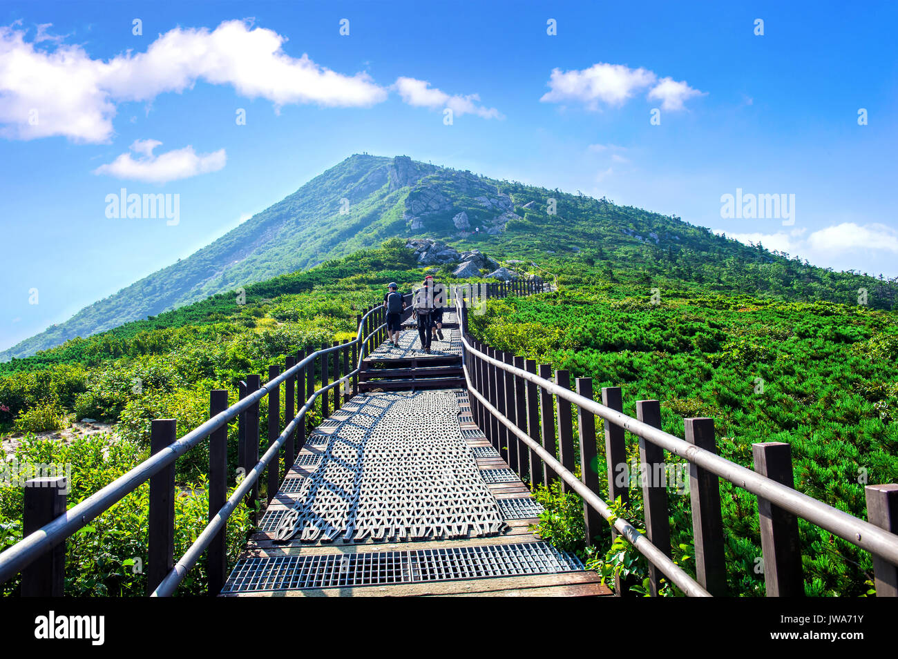 SEORAKSAN, KOREA - 7. AUGUST: Touristen fotografieren der schönen Landschaft um Seoraksan, Südkorea am 7. August 2015. Stockfoto