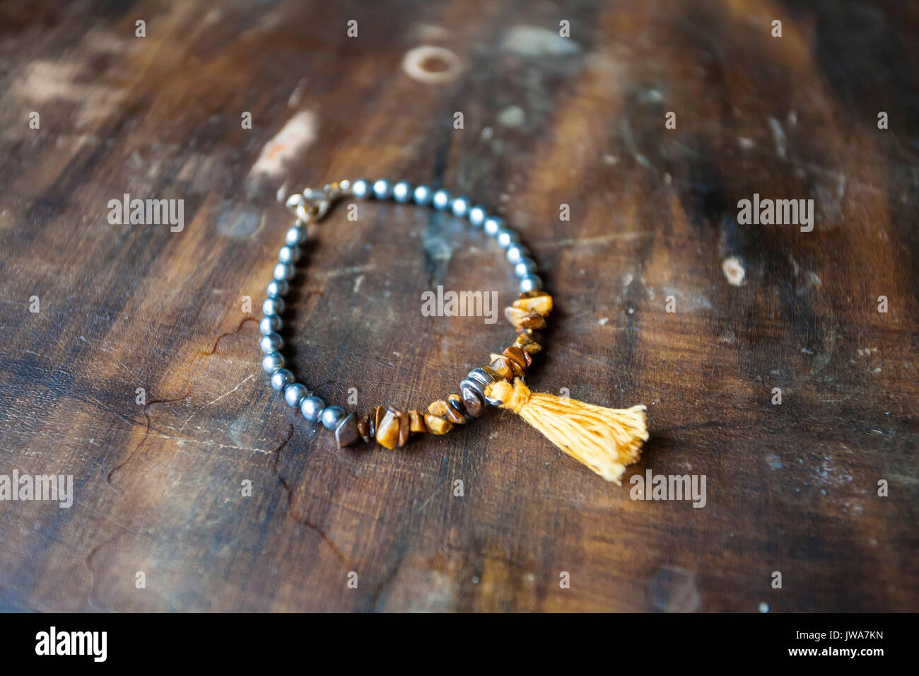 Yoga Armband auf dem hölzernen Tisch Stockfoto