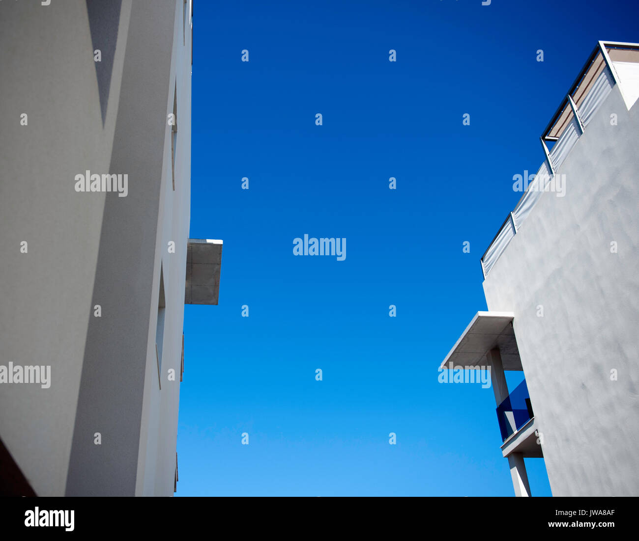 Weißen Gebäuden gegen den blauen Himmel Stockfoto