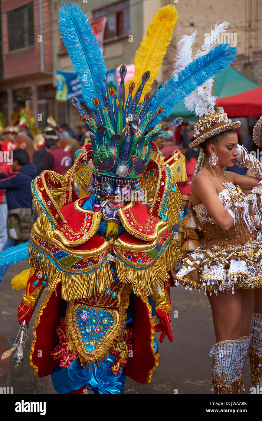 Maskierte Diablada Tänzer in kunstvollen Kostüme Parade durch die Bergbau-Stadt Oruro auf der Altiplano Boliviens während der jährliche Karneval. Stockfoto