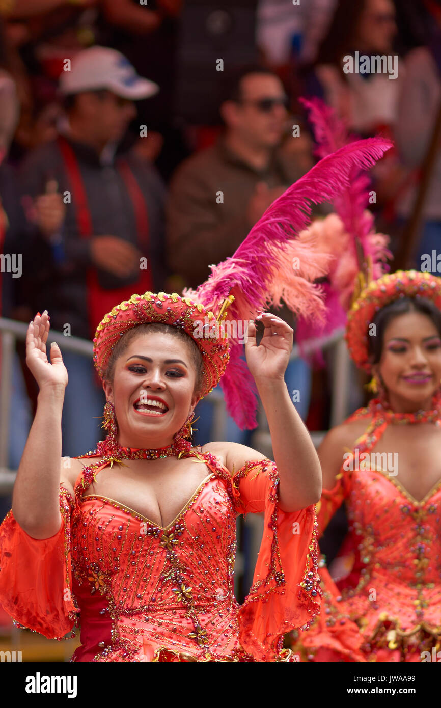 Morenada Tanzgruppe in bunten Outfits paradieren durch die Bergbau-Stadt Oruro auf dem Altiplano von Bolivien während der jährliche Karneval von Oruro. Stockfoto