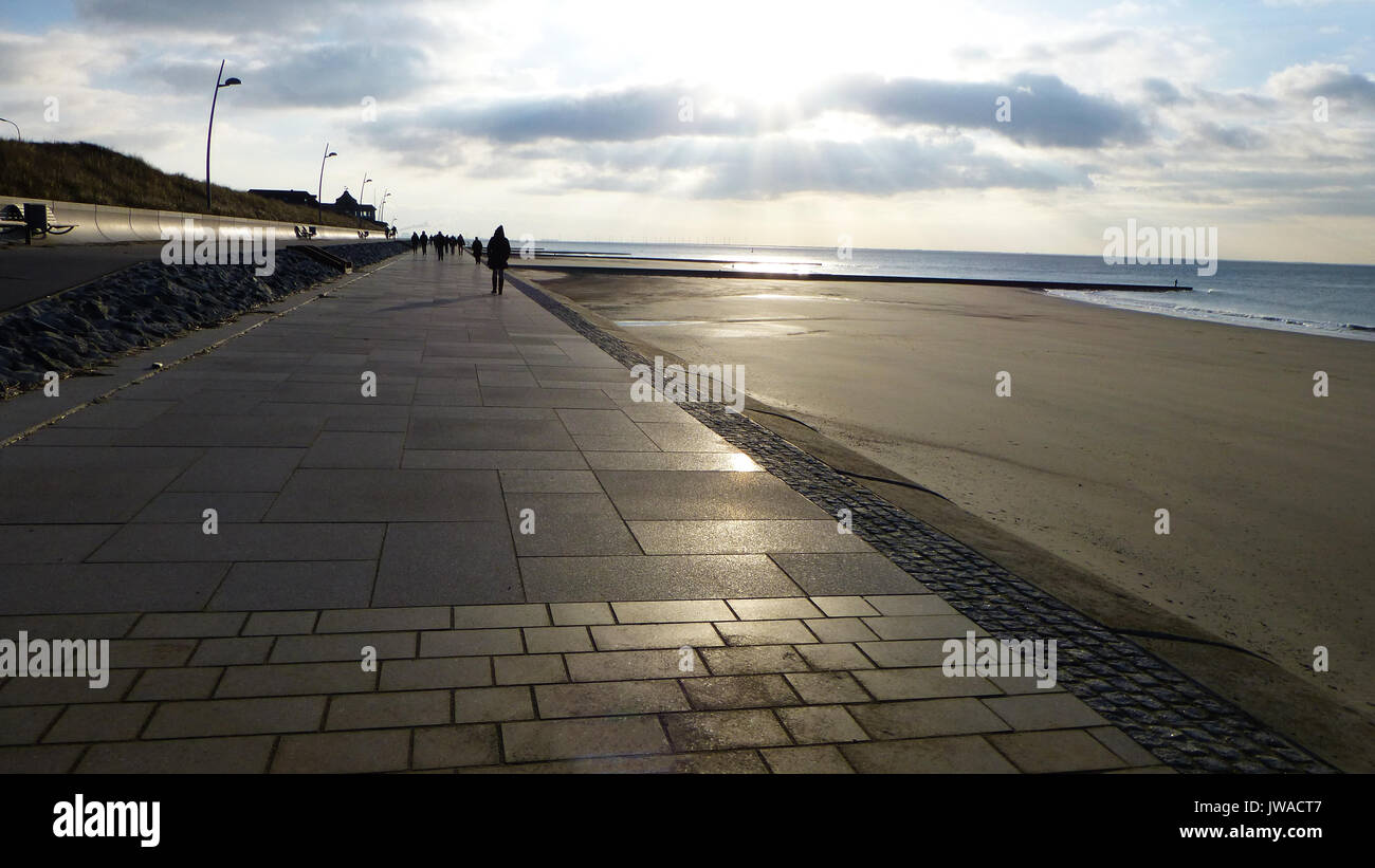 Europa, Deutschland, Friesland, Borkum - einen kalten Wintertag auf Borkum, windig, kalt, lonly, sonnig. Einige Leute sind zu Fuß an der Promenade Stockfoto