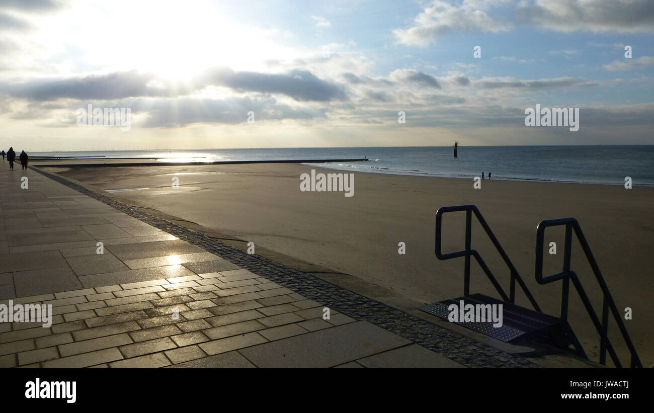 Europa, Deutschland, Friesland, Borkum, einem kalten Wintertag auf Borkum, windig, kalt, lonly, sonnig. Einige Leute sind zu Fuß an der Promenade Stockfoto