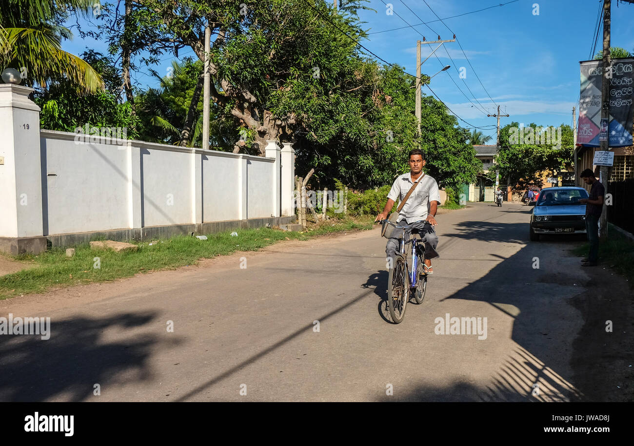 Colombo, Sri Lanka - Sep 5, 2015. Ein Mann Radfahren auf der Straße in