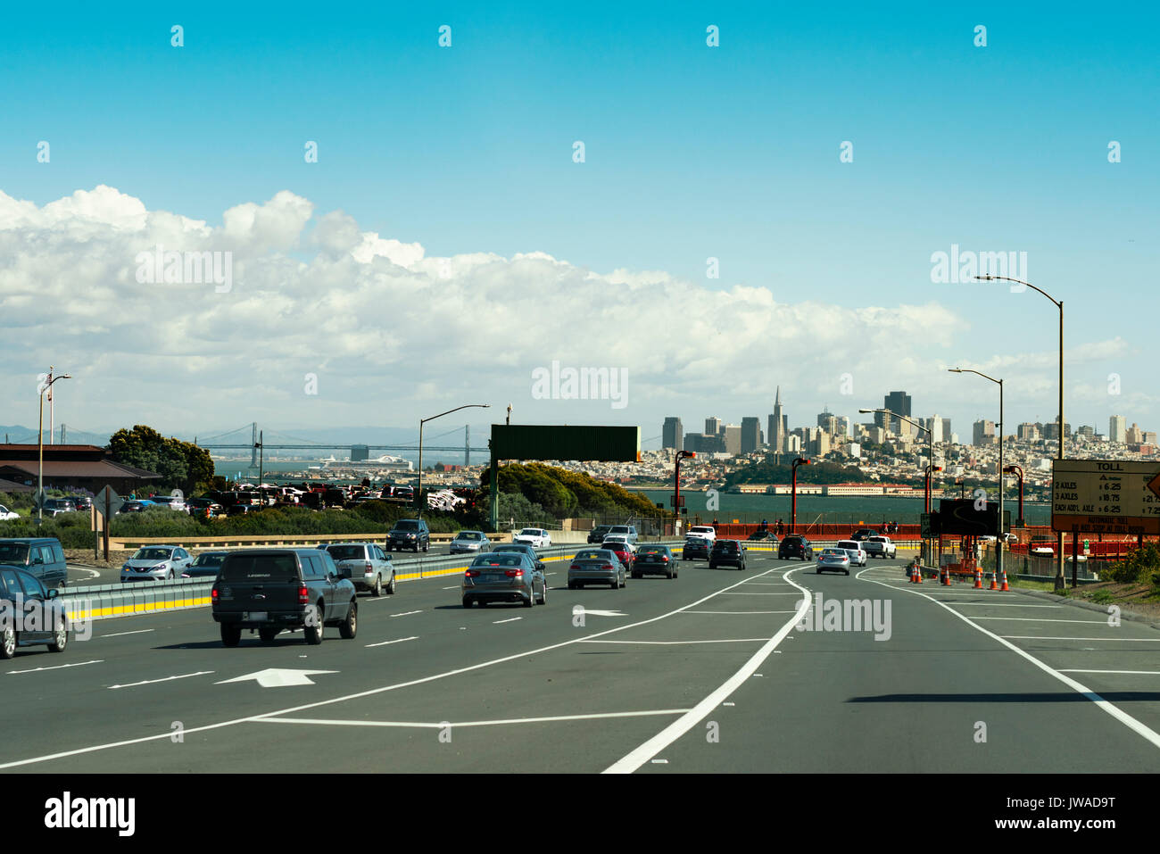 Der Verkehr in Richtung San Francisco gesehen von der Straße mit Blick auf die Stadt Stockfoto